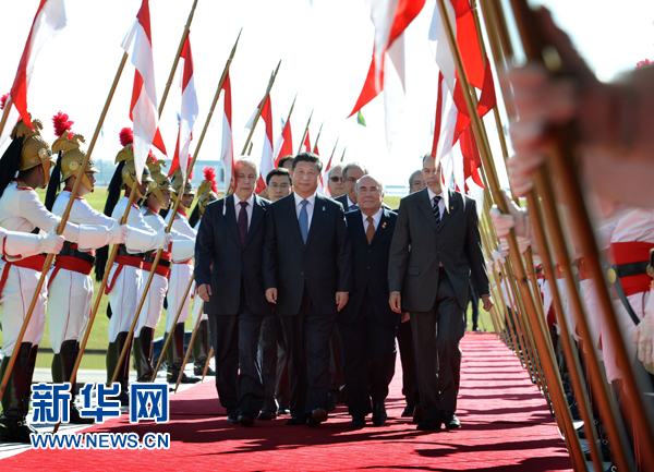 7月16日，國(guó)家主席習(xí)近平在巴西利亞會(huì)見(jiàn)巴西參議長(zhǎng)卡列羅斯和眾議長(zhǎng)阿爾維斯。這是習(xí)近平步入國(guó)會(huì)大廈。 新華社記者 劉建生 攝 