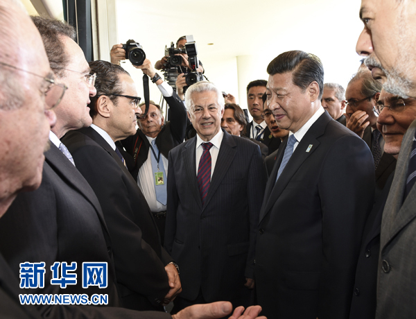 7月16日，國(guó)家主席習(xí)近平在巴西利亞會(huì)見(jiàn)巴西參議長(zhǎng)卡列羅斯和眾議長(zhǎng)阿爾維斯。這是兩院議長(zhǎng)迎接習(xí)近平主席，并介紹議員代表。 新華社記者李學(xué)仁 攝 