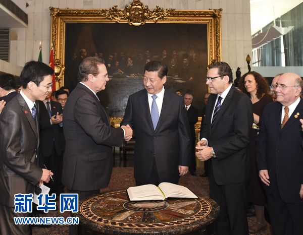 7月16日，國(guó)家主席習(xí)近平在巴西利亞會(huì)見(jiàn)巴西參議長(zhǎng)卡列羅斯（前排左二）和眾議長(zhǎng)阿爾維斯（前排右二）。 新華社記者 李學(xué)仁 攝 