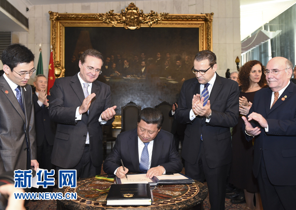 7月16日，國(guó)家主席習(xí)近平在巴西利亞會(huì)見(jiàn)巴西參議長(zhǎng)卡列羅斯（前排左二）和眾議長(zhǎng)阿爾維斯（前排右二）。這是習(xí)近平應(yīng)邀為參眾兩院題詞。新華社記者 李學(xué)仁 攝 