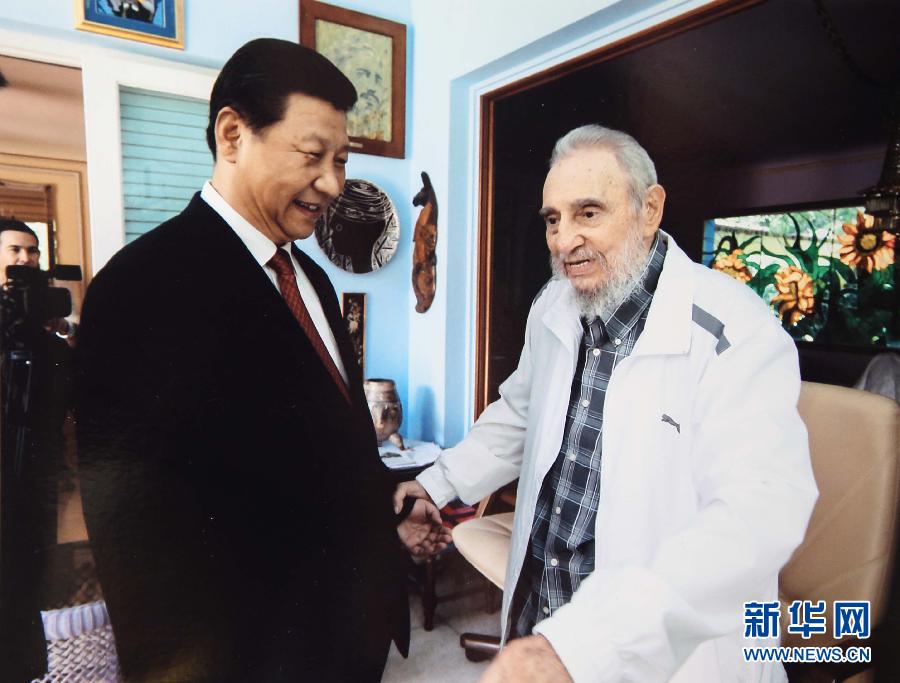 當?shù)貢r間7月22日，國家主席習近平在哈瓦那親切探望古巴革命領袖菲德爾·卡斯特羅。 新華社發(fā)