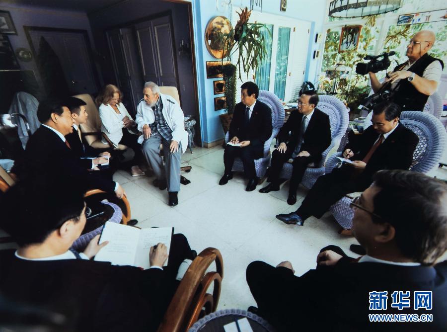 當?shù)貢r間7月22日，國家主席習近平在哈瓦那親切探望古巴革命領袖菲德爾·卡斯特羅。 新華社發(fā)