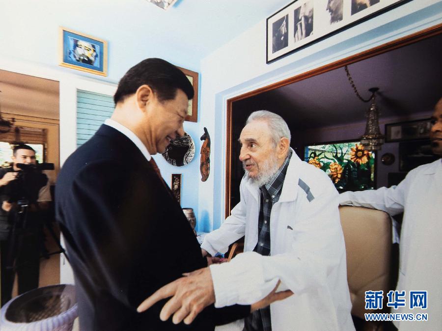 當?shù)貢r間7月22日，國家主席習近平在哈瓦那親切探望古巴革命領袖菲德爾·卡斯特羅。 新華社發(fā)