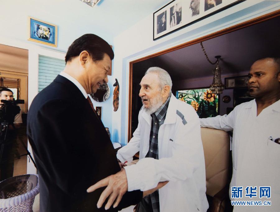 當?shù)貢r間7月22日，國家主席習近平在哈瓦那親切探望古巴革命領袖菲德爾·卡斯特羅。 新華社發(fā)