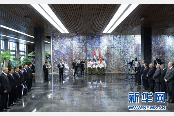 當?shù)貢r間7月22日，國家主席習近平在哈瓦那接受古巴政府授予的“何塞·馬蒂”勛章。古巴國務委員會主席兼部長會議主席勞爾·卡斯特羅為習近平佩戴勛章。新華社記者馬占成攝