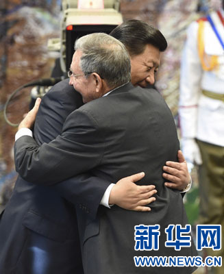 當?shù)貢r間7月22日，國家主席習近平在哈瓦那接受古巴政府授予的“何塞·馬蒂”勛章。古巴國務委員會主席兼部長會議主席勞爾·卡斯特羅為習近平佩戴勛章。新華社記者馬占成攝