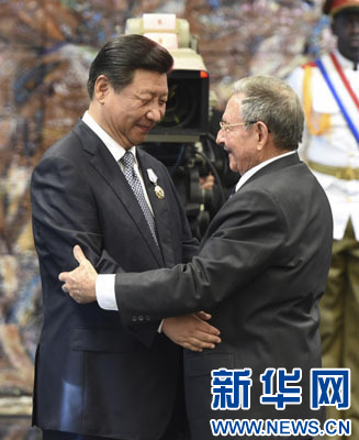 當?shù)貢r間7月22日，國家主席習近平在哈瓦那接受古巴政府授予的“何塞·馬蒂”勛章。古巴國務委員會主席兼部長會議主席勞爾·卡斯特羅為習近平佩戴勛章。新華社記者馬占成攝