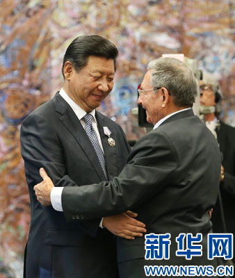 當?shù)貢r間7月22日，國家主席習近平在哈瓦那接受古巴政府授予的“何塞·馬蒂”勛章。古巴國務委員會主席兼部長會議主席勞爾·卡斯特羅為習近平佩戴勛章。新華社記者劉衛(wèi)兵攝