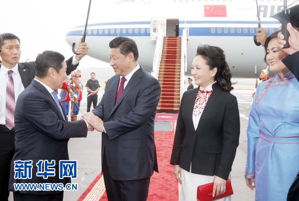 8月21日，國家主席習(xí)近平抵達烏蘭巴托，開始對蒙古國進行國事訪問。習(xí)近平和夫人彭麗媛在機場受到蒙古國總理阿勒坦呼亞格夫婦熱情迎接。新華社記者鞠鵬攝