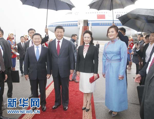 8月21日，國家主席習(xí)近平抵達烏蘭巴托，開始對蒙古國進行國事訪問。習(xí)近平和夫人彭麗媛在機場受到蒙古國總理阿勒坦呼亞格夫婦熱情迎接。新華社記者鞠鵬攝 
