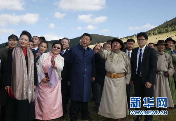 8月22日，國家主席習近平在蒙古國總統(tǒng)額勒貝格道爾吉陪同下前往烏蘭巴托市郊觀看那達慕。這是習近平和夫人彭麗媛同額勒貝格道爾吉夫婦觀看表演。新華社記者 鞠鵬 攝