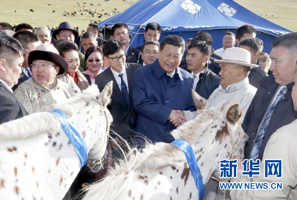 8月22日，國家主席習近平在蒙古國總統(tǒng)額勒貝格道爾吉陪同下前往烏蘭巴托市郊觀看那達慕。額勒貝格道爾吉向習近平夫婦贈送兩匹蒙古馬。習近平為兩匹馬分別取名阿爾泰和克魯倫，寓意中蒙兩國山水相連、睦鄰友好。新華社記者 鞠鵬 攝