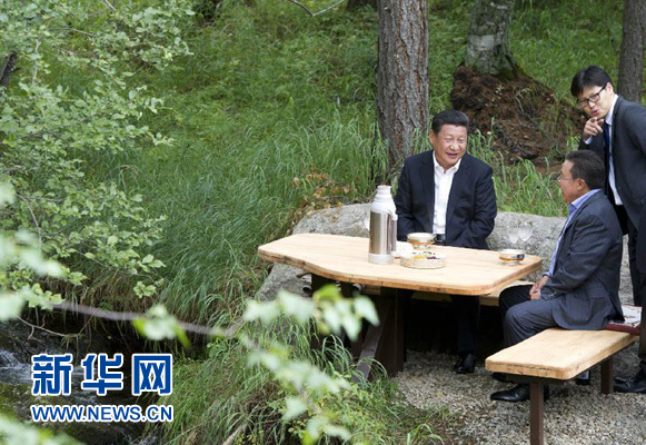 8月22日，國家主席習(xí)近平同蒙古國總統(tǒng)額勒貝格道爾吉在烏蘭巴托市郊的總統(tǒng)官邸再次會晤。這是習(xí)近平同額勒貝格道爾吉會晤后在溪畔飲茶。新華社記者 黃敬文 攝