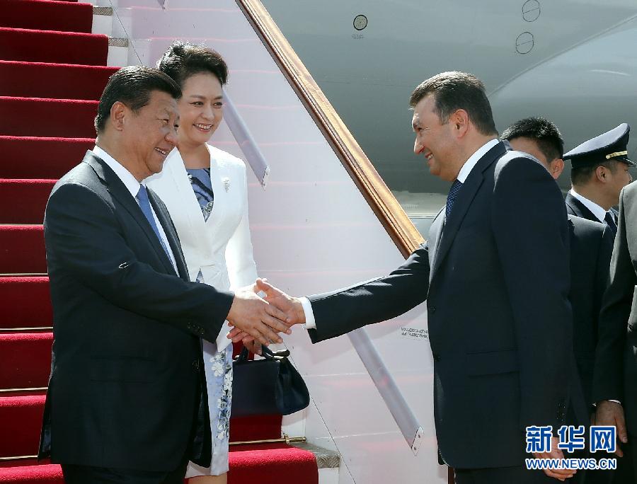 9月11日，國(guó)家主席習(xí)近平抵達(dá)杜尚別，應(yīng)塔吉克斯坦總統(tǒng)拉赫蒙邀請(qǐng)，出席上海合作組織成員國(guó)元首理事會(huì)第十四次會(huì)議并對(duì)塔吉克斯坦進(jìn)行國(guó)事訪問(wèn)。習(xí)近平和夫人彭麗媛在機(jī)場(chǎng)受到塔吉克斯坦總理拉蘇爾佐達(dá)等熱情迎接。新華社記者 鞠鵬 攝 