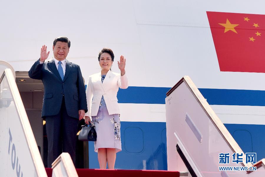 9月11日，中國(guó)國(guó)家主席習(xí)近平抵達(dá)杜尚別，應(yīng)塔吉克斯坦總統(tǒng)拉赫蒙邀請(qǐng)，出席上海合作組織成員國(guó)元首理事會(huì)第十四次會(huì)議并對(duì)塔吉克斯坦進(jìn)行國(guó)事訪問(wèn)。這是習(xí)近平和夫人彭麗媛走出機(jī)艙。新華社記者 馬占成 攝 