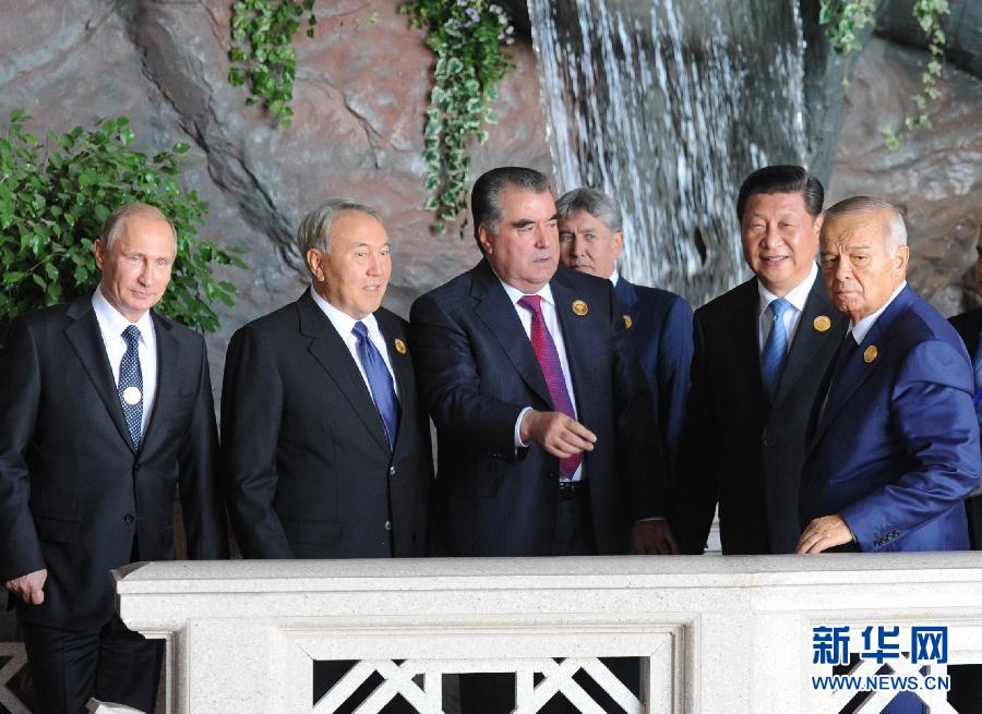 9月12日，上海合作組織成員國元首理事會第十四次會議在塔吉克斯坦首都杜尚別舉行。國家主席習近平出席會議并發(fā)表重要講話。這是習近平同其他成員國元首親切交談。新華社記者謝環(huán)馳攝 