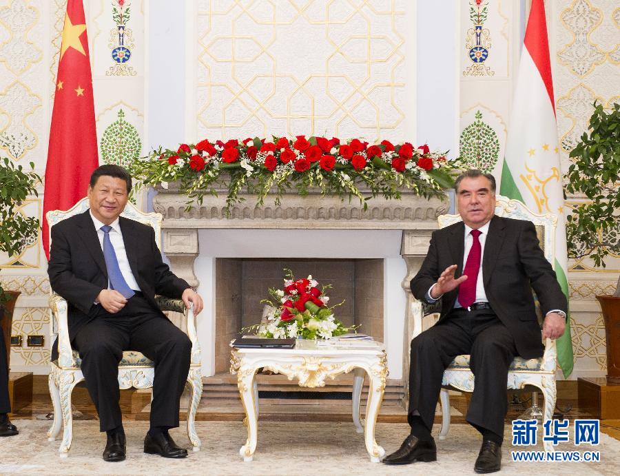 9月13日，國(guó)家主席習(xí)近平在杜尚別同塔吉克斯坦總統(tǒng)拉赫蒙舉行會(huì)談。 新華社記者黃敬文攝 