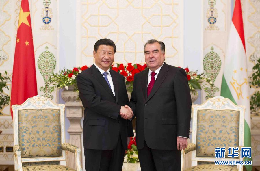 9月13日，國(guó)家主席習(xí)近平在杜尚別同塔吉克斯坦總統(tǒng)拉赫蒙舉行會(huì)談。 新華社記者黃敬文攝 