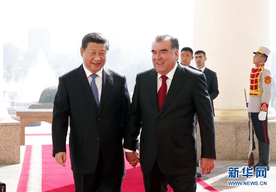 9月13日，國(guó)家主席習(xí)近平在杜尚別同塔吉克斯坦總統(tǒng)拉赫蒙舉行會(huì)談。 這是會(huì)談開(kāi)始前，兩國(guó)元首步入會(huì)談大廳。 新華社記者鞠鵬攝 