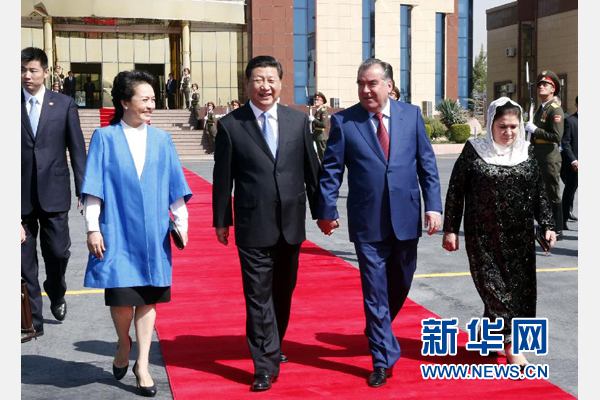9月14日，國家主席習(xí)近平結(jié)束對塔吉克斯坦的國事訪問，乘坐專機(jī)離開杜尚別。拉赫蒙總統(tǒng)夫婦專程到機(jī)場為習(xí)近平和夫人彭麗媛送行。新華社記者 鞠鵬 攝 
