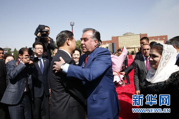 9月14日，國家主席習(xí)近平結(jié)束對塔吉克斯坦的國事訪問，乘坐專機(jī)離開杜尚別。拉赫蒙總統(tǒng)夫婦專程到機(jī)場為習(xí)近平和夫人彭麗媛送行。新華社記者 鞠鵬 攝 
