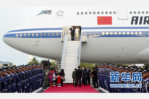 9月14日，國家主席習(xí)近平抵達(dá)馬累，開始對(duì)馬爾代夫進(jìn)行國事訪問。習(xí)近平和夫人彭麗媛在機(jī)場(chǎng)受到馬爾代夫總統(tǒng)亞明夫婦的熱情迎接。新華社記者 張鐸 攝