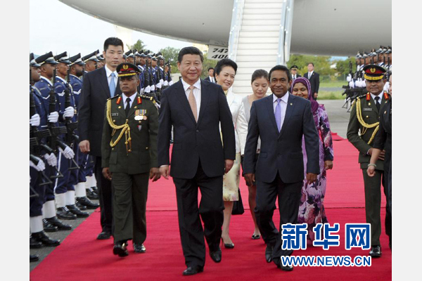 9月14日，國家主席習(xí)近平抵達(dá)馬累，開始對(duì)馬爾代夫進(jìn)行國事訪問。習(xí)近平和夫人彭麗媛在機(jī)場(chǎng)受到馬爾代夫總統(tǒng)亞明夫婦的熱情迎接。新華社記者 張鐸 攝 