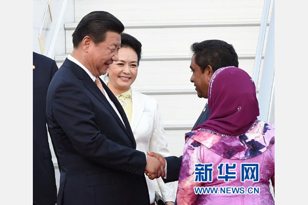  9月14日，國家主席習(xí)近平抵達(dá)馬累，開始對(duì)馬爾代夫進(jìn)行國事訪問。習(xí)近平和夫人彭麗媛在機(jī)場(chǎng)受到馬爾代夫總統(tǒng)亞明夫婦的熱情迎接。新華社記者 馬占成 攝 