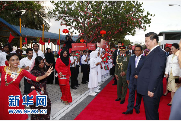  9月14日，國家主席習(xí)近平抵達(dá)馬累，開始對(duì)馬爾代夫進(jìn)行國事訪問。習(xí)近平和夫人彭麗媛在機(jī)場(chǎng)受到馬爾代夫總統(tǒng)亞明夫婦的熱情迎接。新華社記者 鞠鵬 攝 