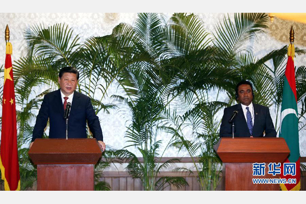 9月15日，國家主席習(xí)近平在馬累與馬爾代夫總統(tǒng)亞明共同會見記者。 新華社記者 鞠鵬 攝