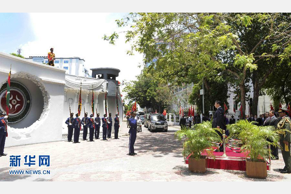 9月15日，國(guó)家主席習(xí)近平在馬累向馬爾代夫烈士紀(jì)念碑致禮。新華社記者 張鐸 攝