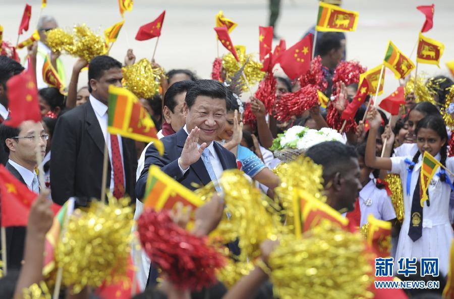  9月16日，國家主席習(xí)近平抵達(dá)科倫坡，開始對斯里蘭卡進(jìn)行國事訪問。在班達(dá)拉奈克國際機(jī)場，習(xí)近平和夫人彭麗媛受到拉賈帕克薩總統(tǒng)夫婦熱情迎接。新華社記者謝環(huán)馳攝 