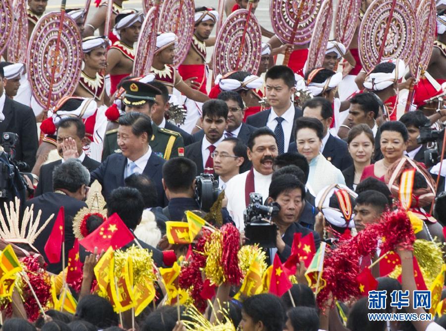 9月16日，國家主席習(xí)近平抵達(dá)科倫坡，開始對斯里蘭卡進(jìn)行國事訪問。在班達(dá)拉奈克國際機(jī)場，習(xí)近平和夫人彭麗媛受到拉賈帕克薩總統(tǒng)夫婦熱情迎接。新華社記者黃敬文攝 