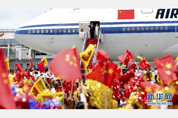 9月16日，國家主席習(xí)近平抵達(dá)科倫坡，開始對斯里蘭卡進(jìn)行國事訪問。這是習(xí)近平和夫人彭麗媛向歡迎群眾揮手致意。 新華社記者馬占成攝 