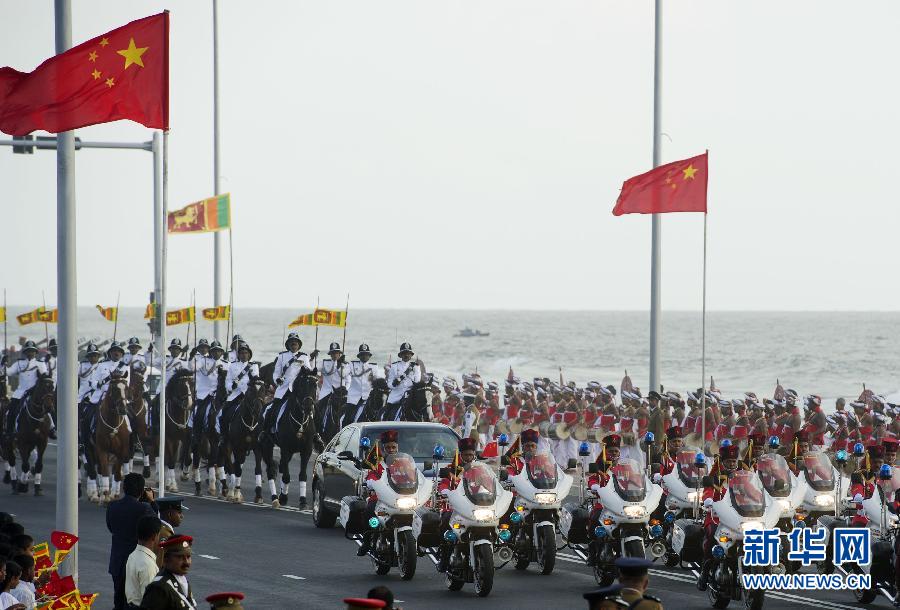9月16日，斯里蘭卡總統(tǒng)拉賈帕克薩在科倫坡為國家主席習(xí)近平舉行盛大歡迎儀式。這是習(xí)近平和夫人彭麗媛乘坐的專車在摩托車隊(duì)和騎兵隊(duì)護(hù)衛(wèi)下駛?cè)霘g迎儀式現(xiàn)場。新華社記者謝環(huán)馳攝