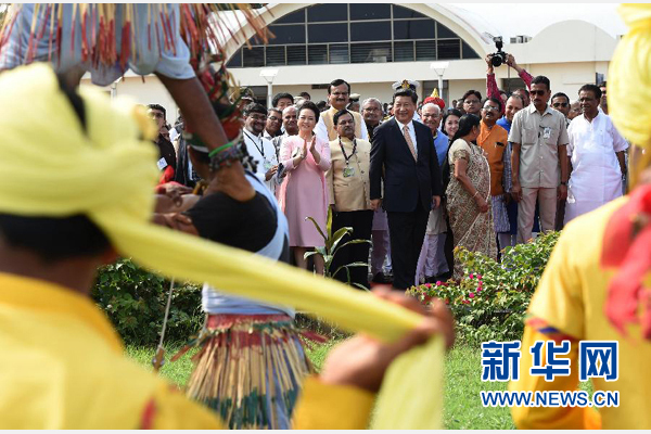 9月17日，國(guó)家主席習(xí)近平抵達(dá)古吉拉特邦艾哈邁達(dá)巴德市，開(kāi)始對(duì)印度進(jìn)行國(guó)事訪問(wèn)。這是印度青年跳起古吉拉特邦傳統(tǒng)舞蹈，歡迎習(xí)近平和夫人彭麗媛。新華社記者 馬占成 攝