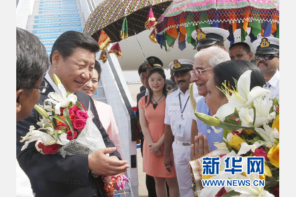 9月17日，國(guó)家主席習(xí)近平抵達(dá)古吉拉特邦艾哈邁達(dá)巴德市，開(kāi)始對(duì)印度進(jìn)行國(guó)事訪問(wèn)。 新華社記者 鞠鵬 攝