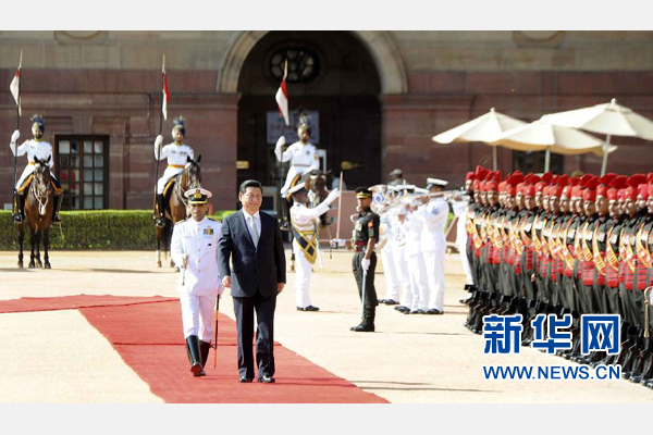 9月18日，國家主席習(xí)近平出席印度總統(tǒng)慕克吉在總統(tǒng)府舉行的隆重歡迎儀式。 新華社記者 張鐸 攝