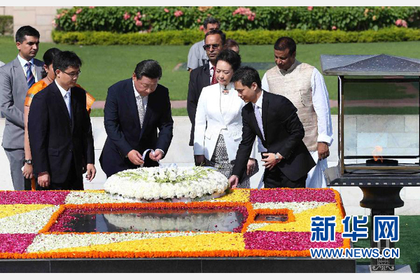 9月18日，國家主席習(xí)近平和夫人彭麗媛在新德里向甘地墓敬獻(xiàn)花圈。 新華社記者 龐興雷 攝