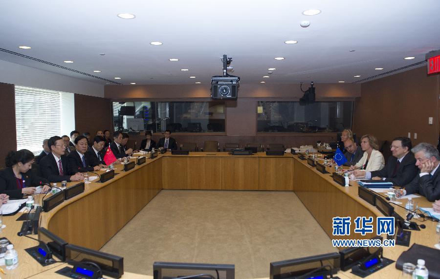  9月23日，正在紐約出席聯(lián)合國(guó)氣候峰會(huì)的國(guó)家主席習(xí)近平特使、國(guó)務(wù)院副總理張高麗在紐約聯(lián)合國(guó)總部會(huì)見歐盟委員會(huì)主席巴羅佐。新華社記者 王曄 攝 