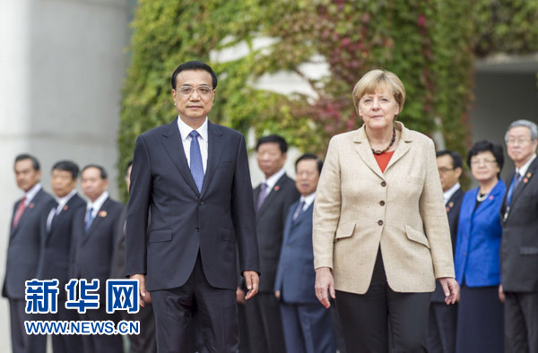 10月10日，德國(guó)總理默克爾在柏林總理府前廣場(chǎng)舉行隆重儀式，歡迎國(guó)務(wù)院總理李克強(qiáng)對(duì)德國(guó)進(jìn)行正式訪問(wèn)。 新華社記者 謝環(huán)馳 攝 