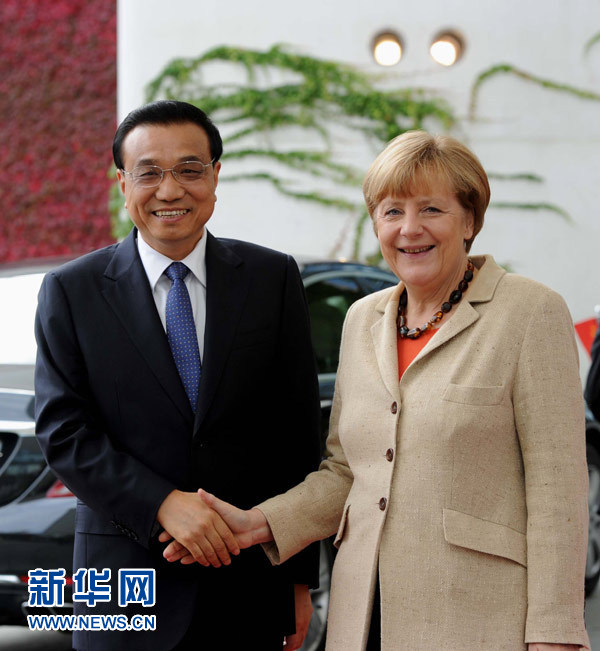 10月10日，德國(guó)總理默克爾在柏林總理府前廣場(chǎng)舉行隆重儀式，歡迎中國(guó)國(guó)務(wù)院總理李克強(qiáng)對(duì)德國(guó)進(jìn)行正式訪問(wèn)。 新華社記者 饒愛民 攝 