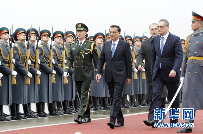 10月12日，中國國務(wù)院總理李克強乘專機抵達莫斯科，開始對俄羅斯進行正式訪問并舉行中俄總理第十九次定期會晤。俄方在機場舉行隆重儀式，歡迎李克強總理。新華社記者 張鐸 攝