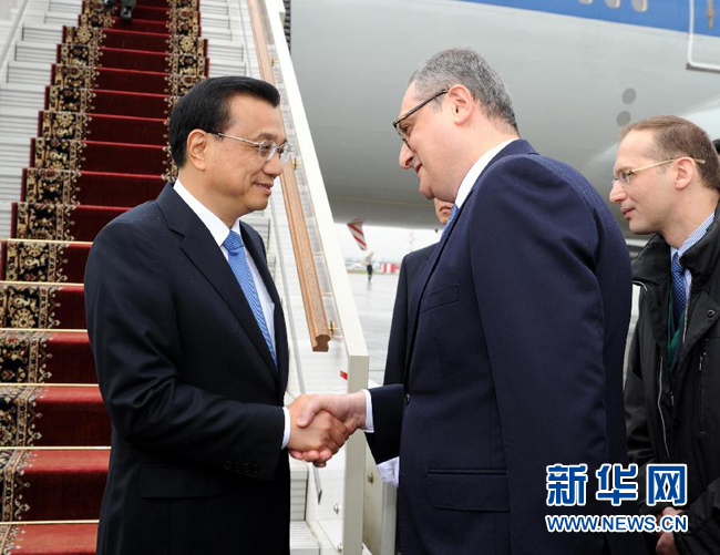 10月12日，中國國務(wù)院總理李克強乘專機抵達莫斯科，開始對俄羅斯進行正式訪問并舉行中俄總理第十九次定期會晤。俄羅斯聯(lián)邦政府高級官員到機場迎接李克強總理。新華社記者 饒愛民 攝