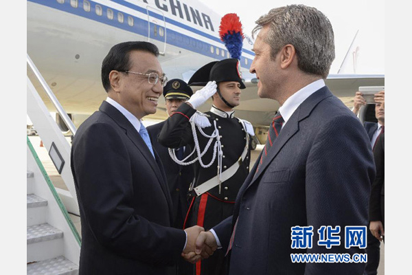 10月14日，國務(wù)院總理李克強乘專機抵達羅馬，開始對意大利進行正式訪問，意大利政府高級官員到機場迎接。 新華社記者李學(xué)仁攝