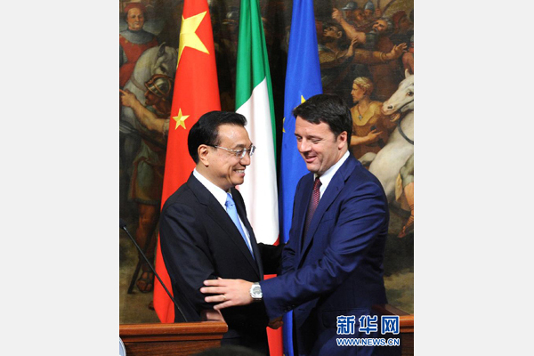 10月14日，中國國務(wù)院總理李克強與意大利總理倫齊在羅馬舉行會談后共同會見記者。 新華社記者 饒愛民 攝 