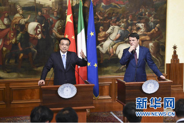 10月14日，國務(wù)院總理李克強在羅馬與意大利總理倫齊舉行會談后共同會見記者。 新華社記者 李學(xué)仁 攝