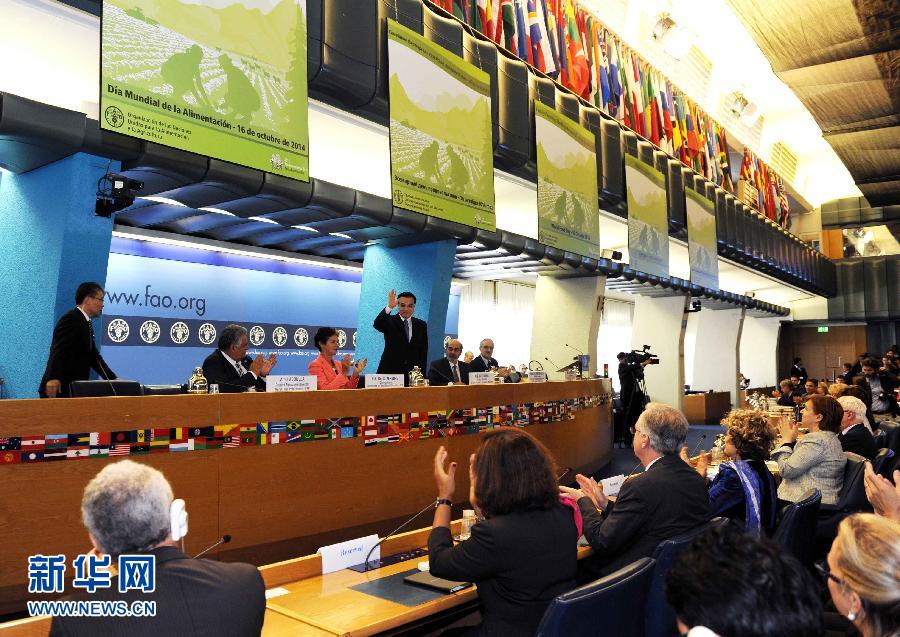 10月15日，中國國務(wù)院總理李克強在格拉齊亞諾總干事的陪同下在位于羅馬的聯(lián)合國糧農(nóng)組織總部發(fā)表演講。 新華社記者 饒愛民 攝 