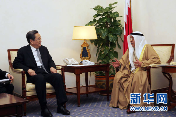 11月6日，正在巴林進(jìn)行正式友好訪問的全國政協(xié)主席俞正聲在麥納麥會見巴林副首相穆罕默德。 新華社記者劉衛(wèi)兵攝