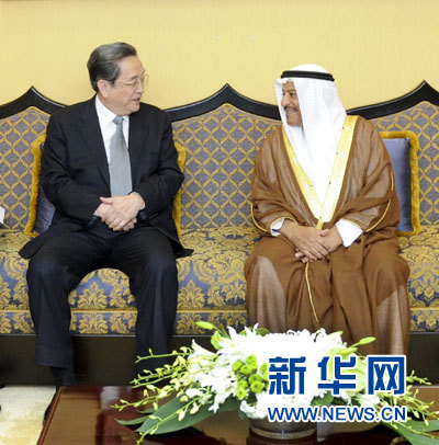 11月6日，正在巴林進(jìn)行正式友好訪問的全國政協(xié)主席俞正聲在麥納麥與巴林協(xié)商會議主席阿里舉行會談。 新華社記者 張鐸 攝
